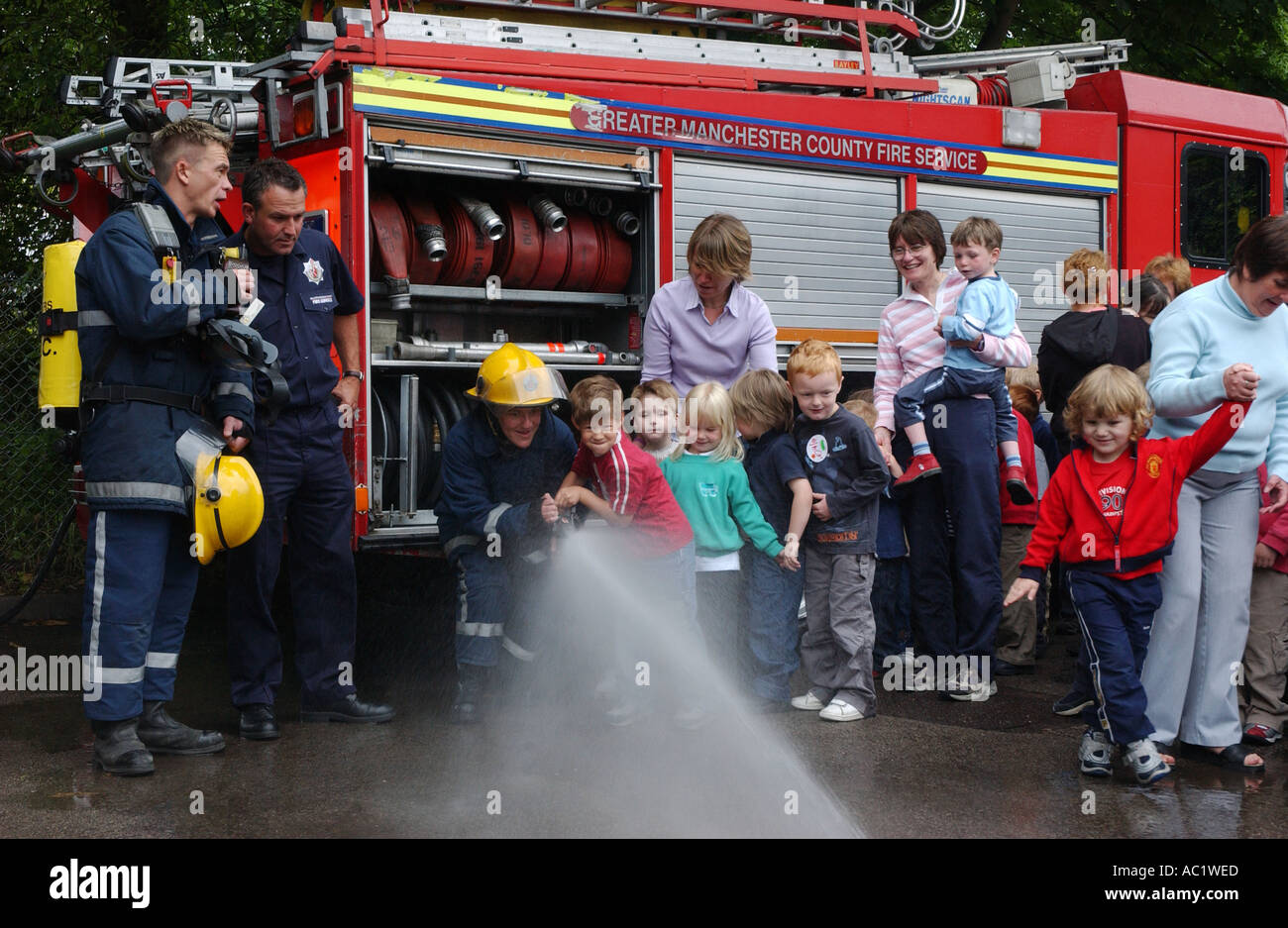 Fotografia di HOWARD BARLOW scolari a Stockport scuola speciale hanno una visita dal servizio antincendio Foto Stock