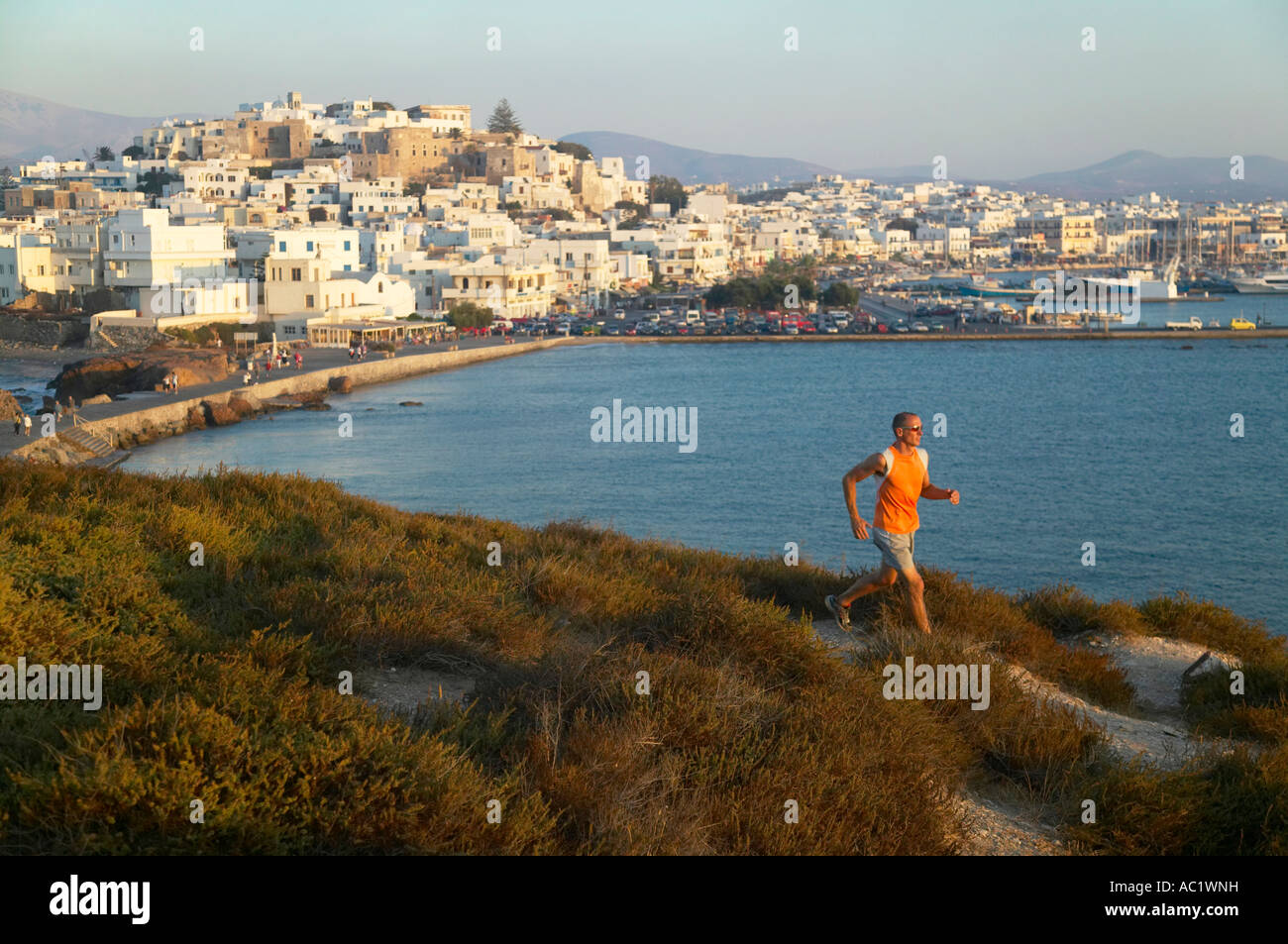 La Grecia, Naxos, jogging sulla costa Foto Stock