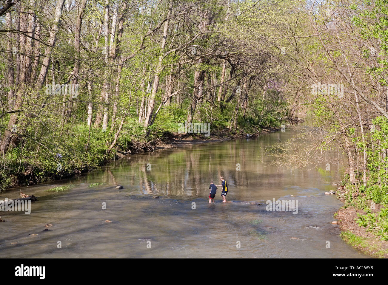 Battle Ground Indiana due ragazzi esplorare Burnett Creek Foto Stock