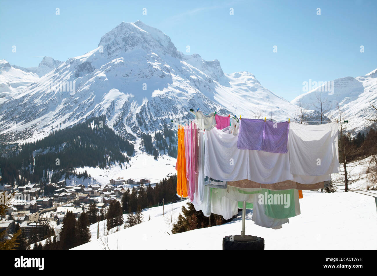 Austria Vorarlberg Lech, lavaggio sulla linea Foto Stock