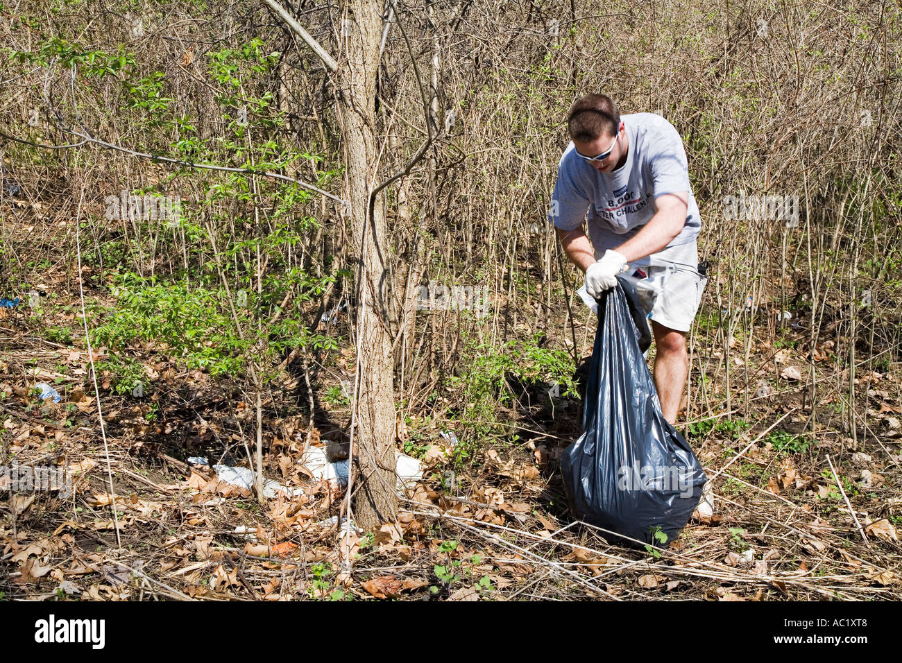 Detroit Michigan volontari celebrare la Giornata della Terra dal cestino di pulizia da Detroit s Rouge River Park Foto Stock