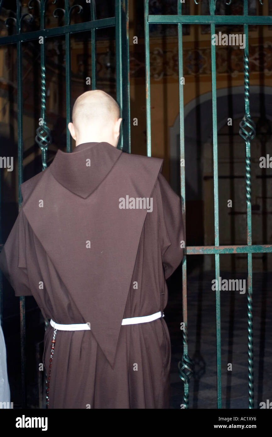 Kalwaria Zebrzydowska, il più antico Calvario in Polonia. Monaco chiudendo la porta della cappella Foto Stock