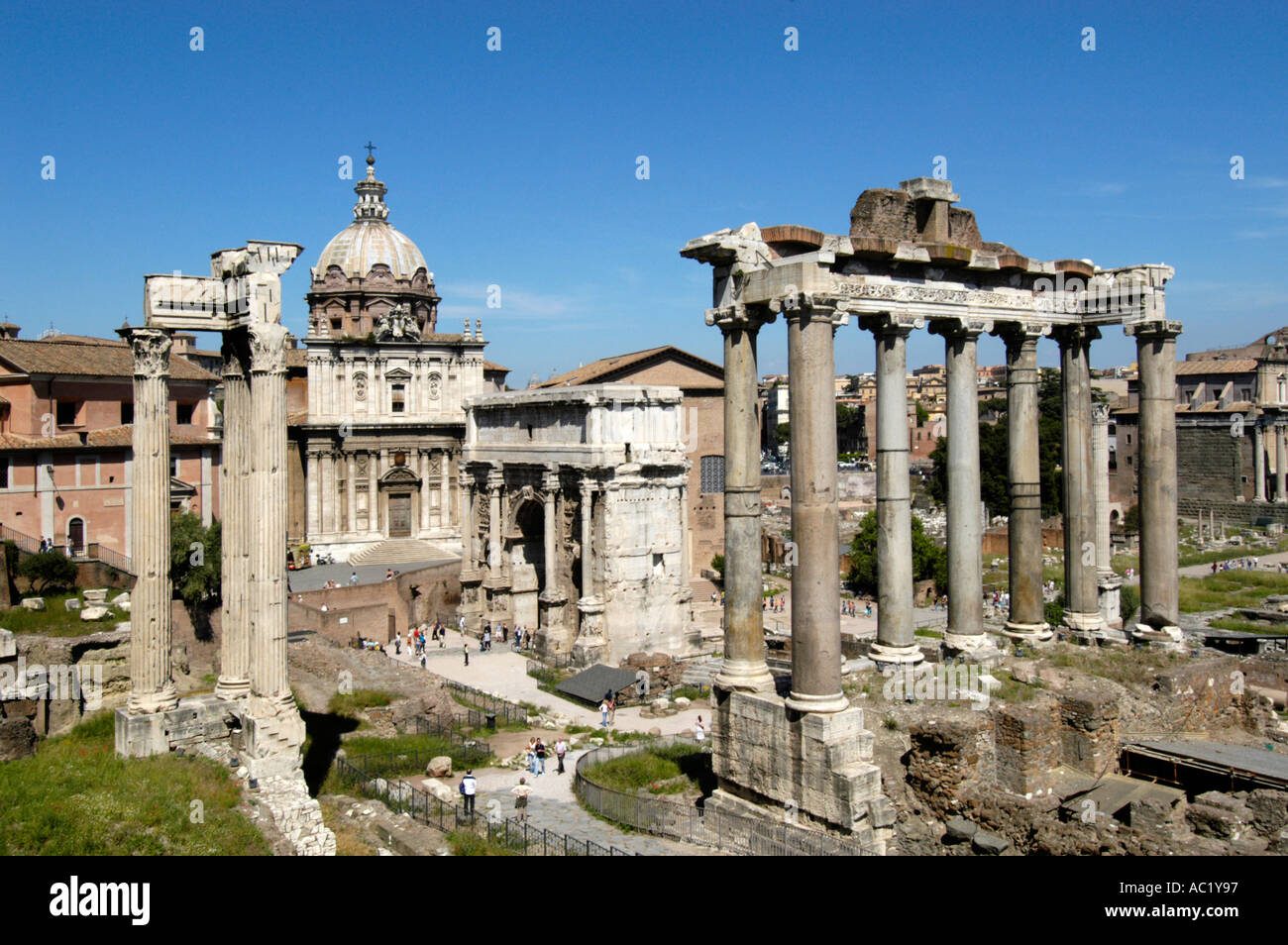 Il Tempio di Saturno e l'Arco di Settimio Severo nel Foro Romano, Roma, Italia Foto Stock