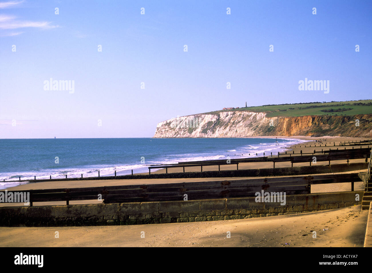 L'uso di pennelli in legno come hard costiera di strutture di protezione a Sandown Bay sull'Isola di Wight, Regno Unito Foto Stock