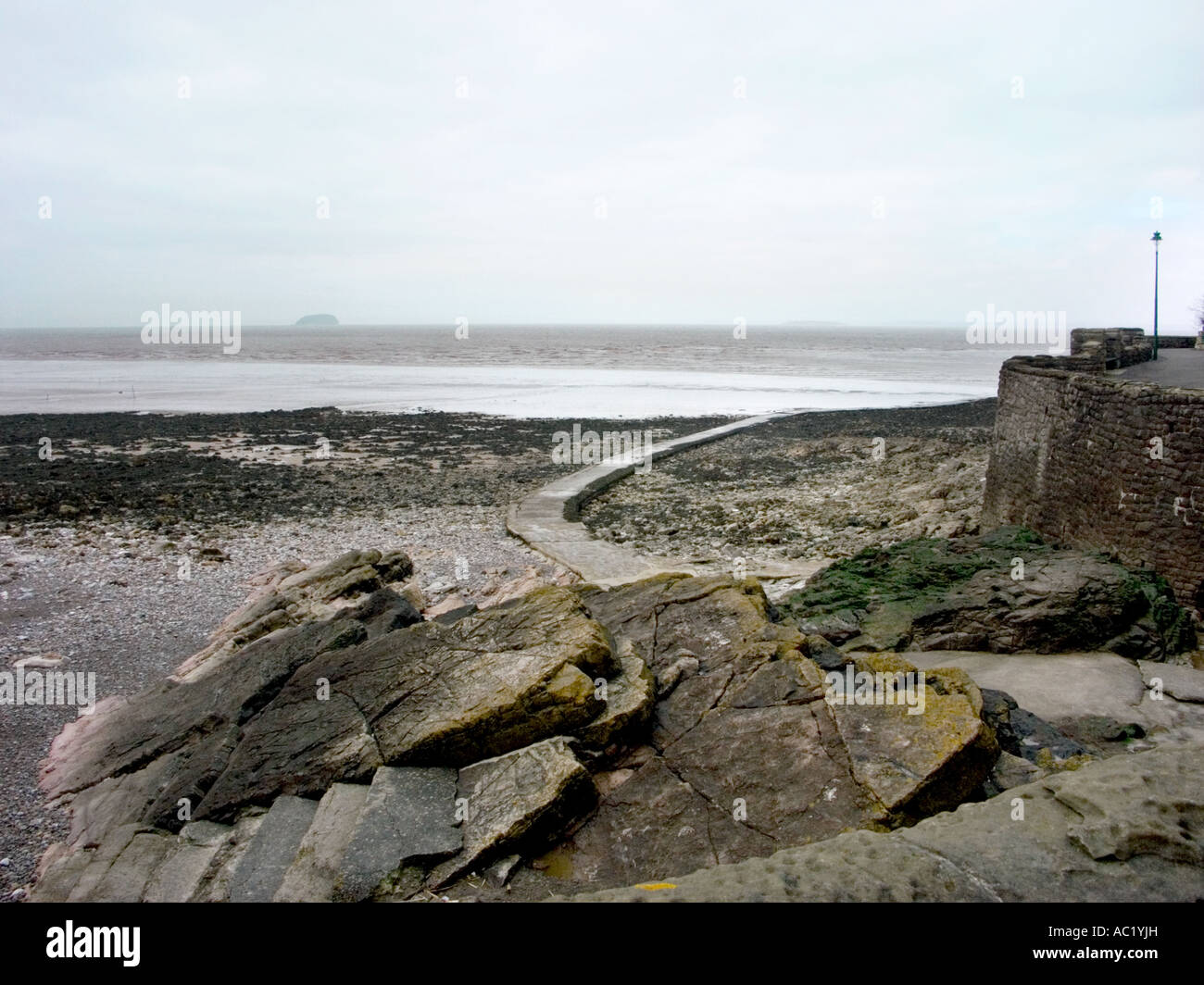 Scalo a testa di ancoraggio con ripidi Holm, Flat Holm e la costa gallese nella nebbia dietro Foto Stock