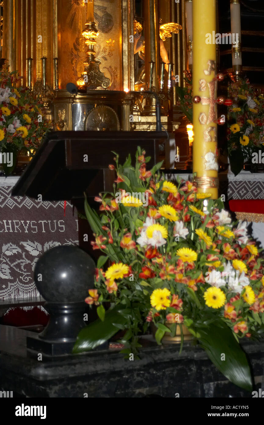 Kalwaria Zebrzydowska, il più antico Calvario in Polonia. Fiori all'interno di Bernardino Chiesa Foto Stock