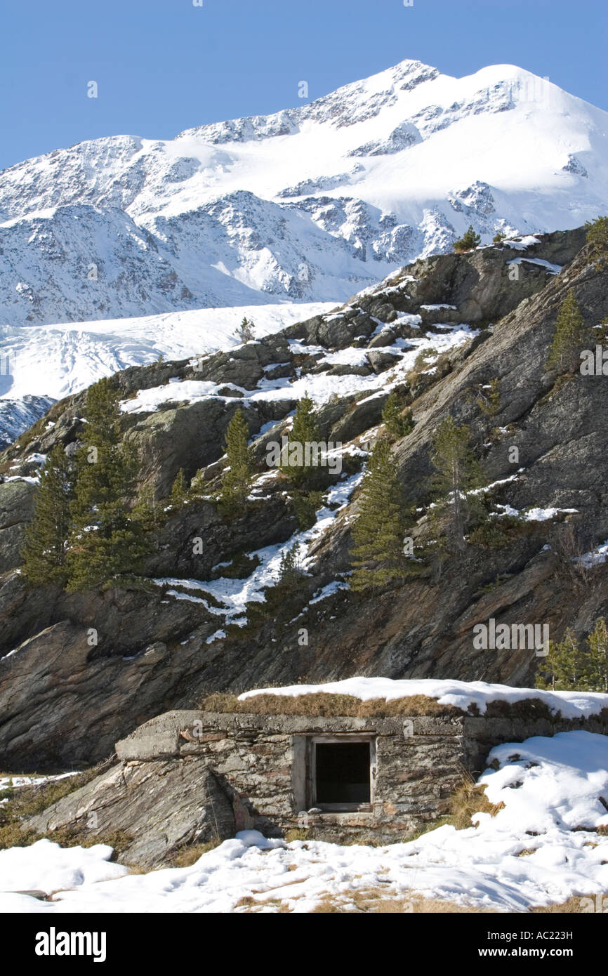 Abbandonato rifugio militare sotto la montagna e sul Ghiacciaio del Cevedale, Alto Adige, Italia Foto Stock