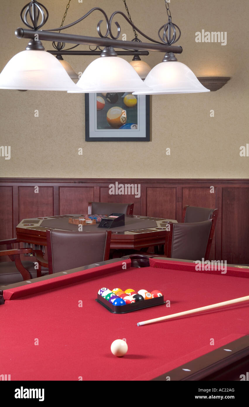 Biliardo Tavolo da biliardo con feltro rosso con carta di poker tavolo, STATI UNITI D'AMERICA Foto Stock