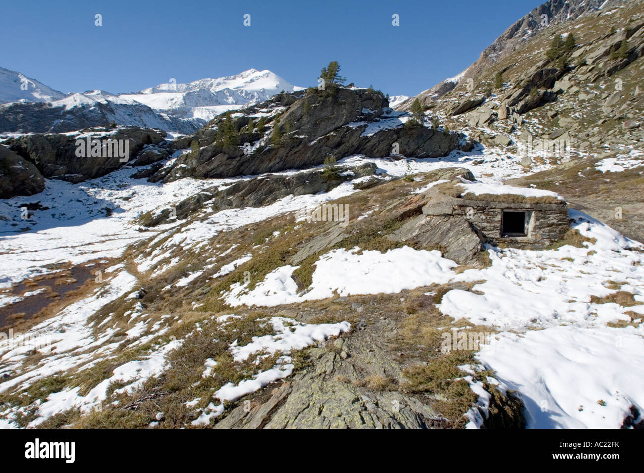 Abbandonato rifugio militare sotto la montagna e sul Ghiacciaio del Cevedale, Alto Adige, Italia Foto Stock