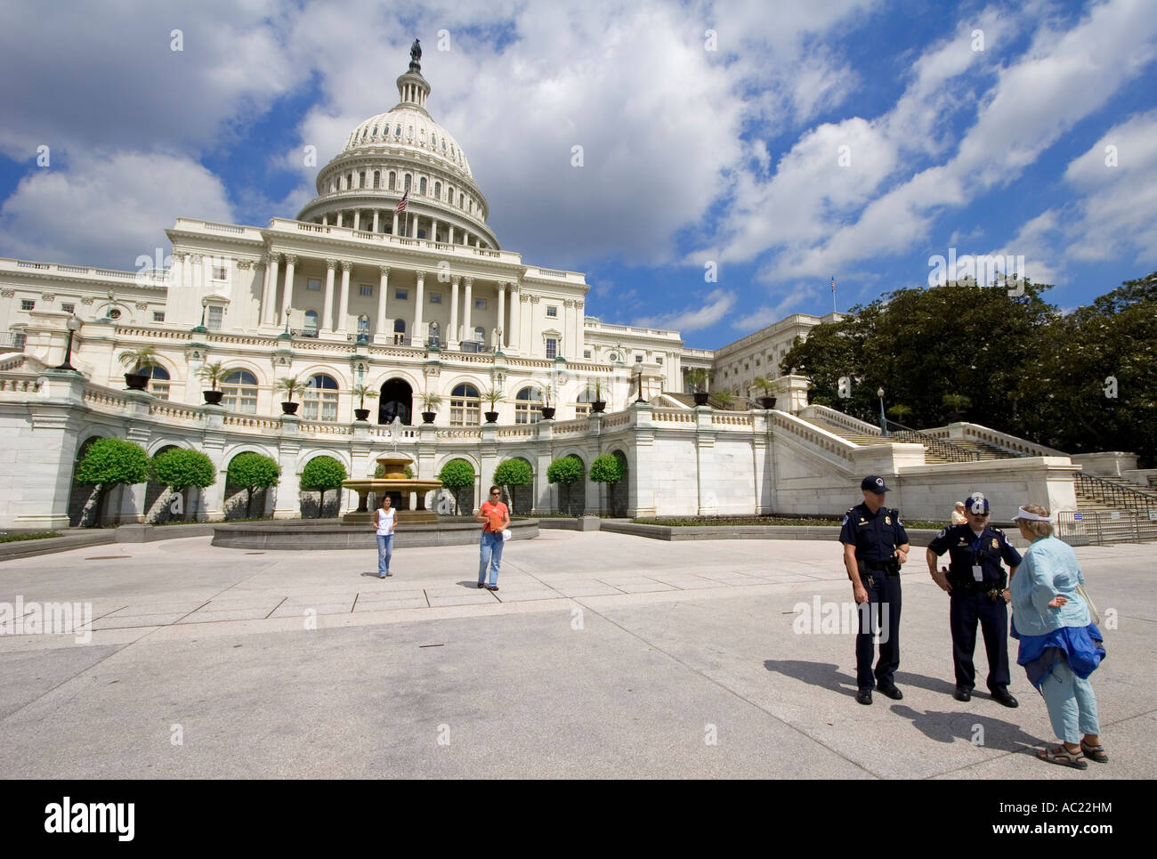Due Capitol polizia parlare con una donna che gli Stati Uniti Campidoglio di Washington, D.C. Foto Stock