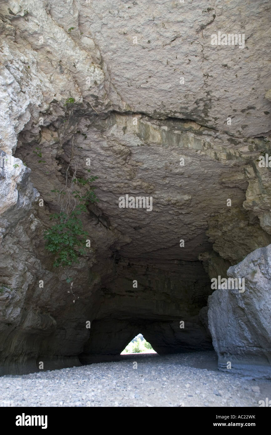 Lime tunnel in pietra realizzato dal fiume Cesse a Minerve Languedoc Francia Foto Stock