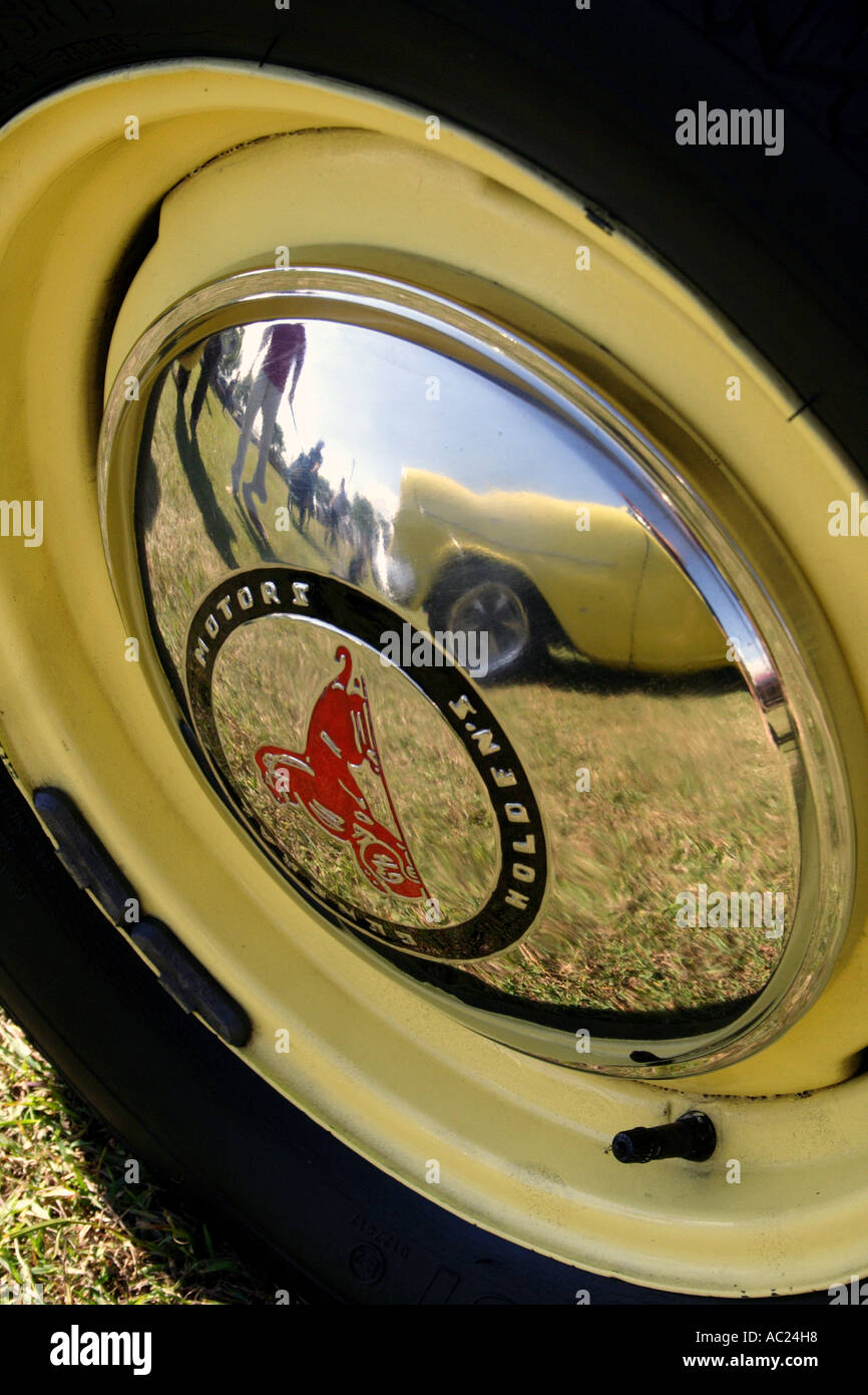 La riflessione di auto nel cappuccio del mozzo off vecchia GMH Holden auto BAPDA VERTICALE8060 Foto Stock