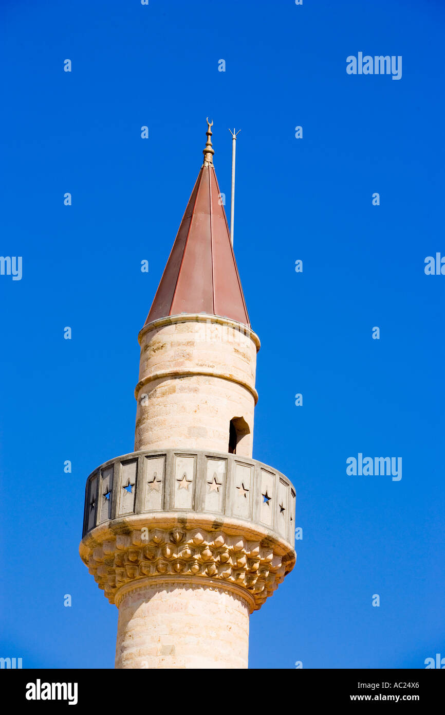 La guglia della moschea Defterdar a Platia Eleftherias con il blu del cielo della città di Kos Grecia KOS Foto Stock