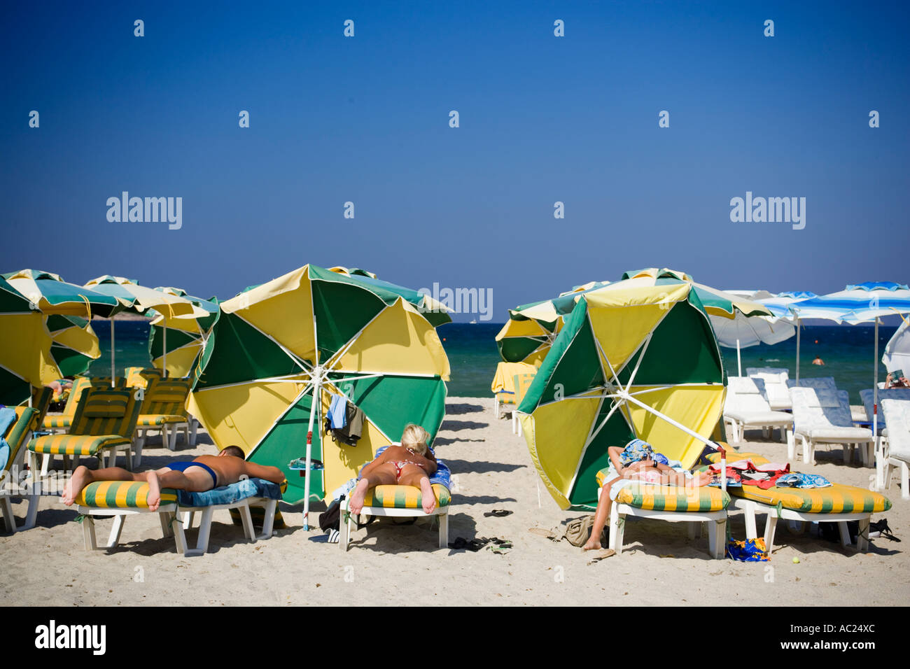 La Gente A Prendere Il Sole In Spiaggia Tigaki Kos Grecia
