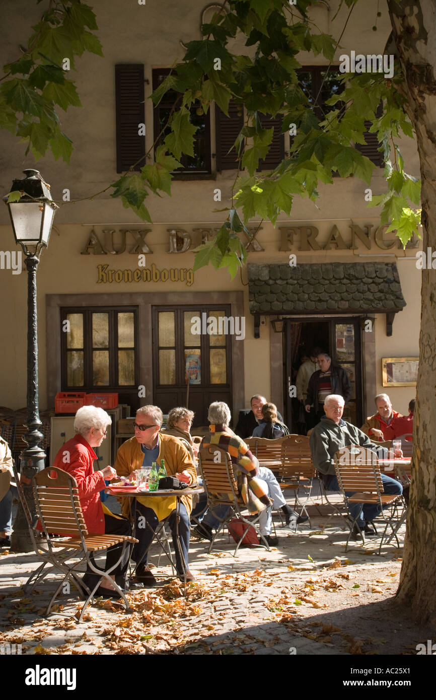 La gente seduta in un cafe' sul marciapiede a Place Benjamin Zix La Petit France poco Francia Strasburgo Alsace Francia Foto Stock