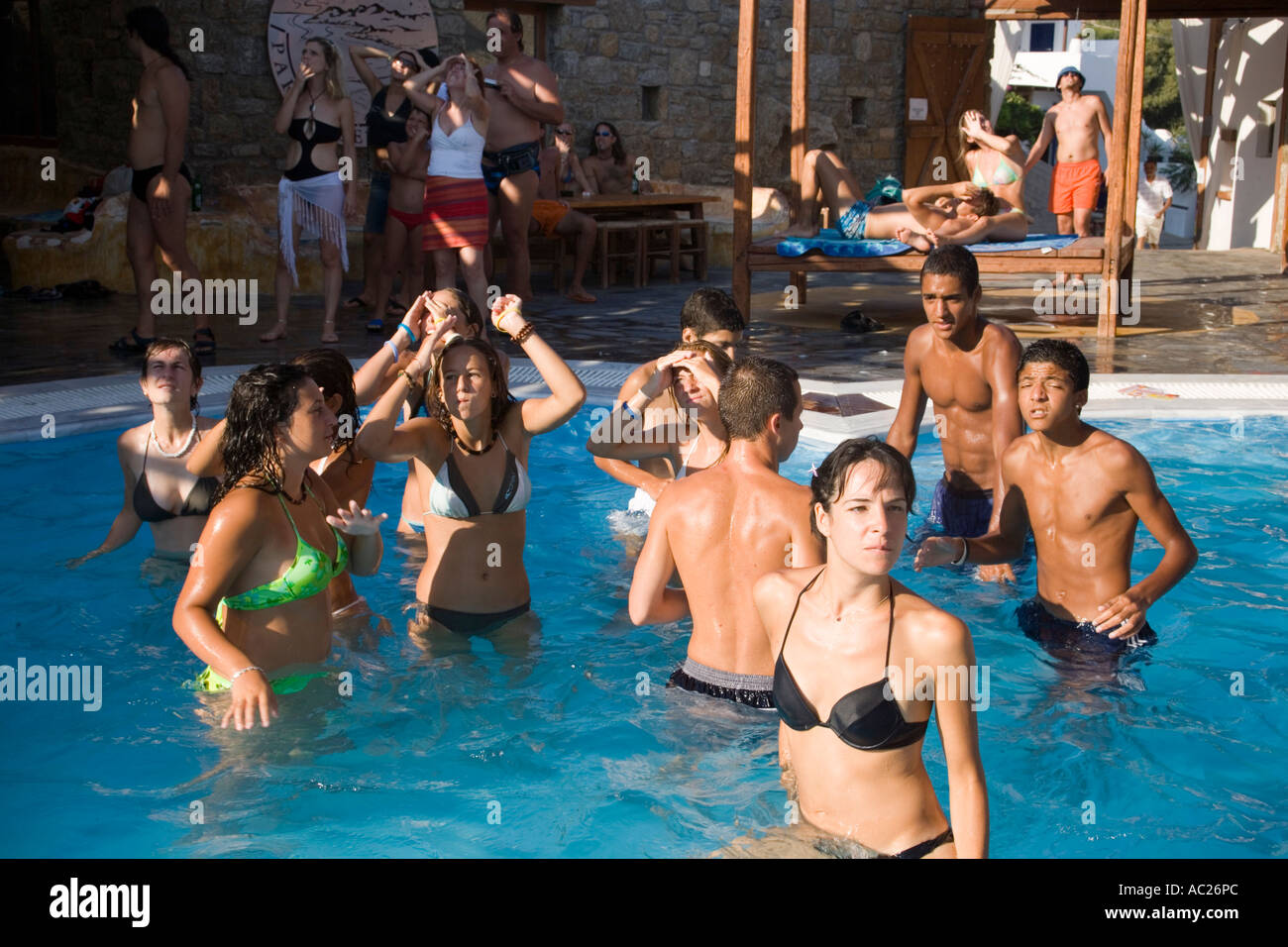 Giovani balli durante un party in spiaggia in un pool di Paradise Club Paradise Beach Mykonos Grecia Foto Stock