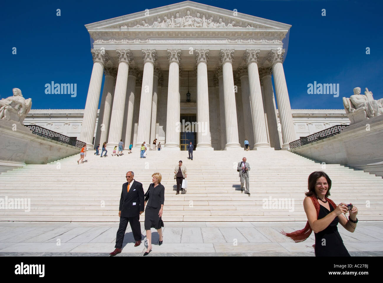 File di persone dentro e fuori della Corte suprema degli Stati Uniti in Washington D.C. Foto Stock