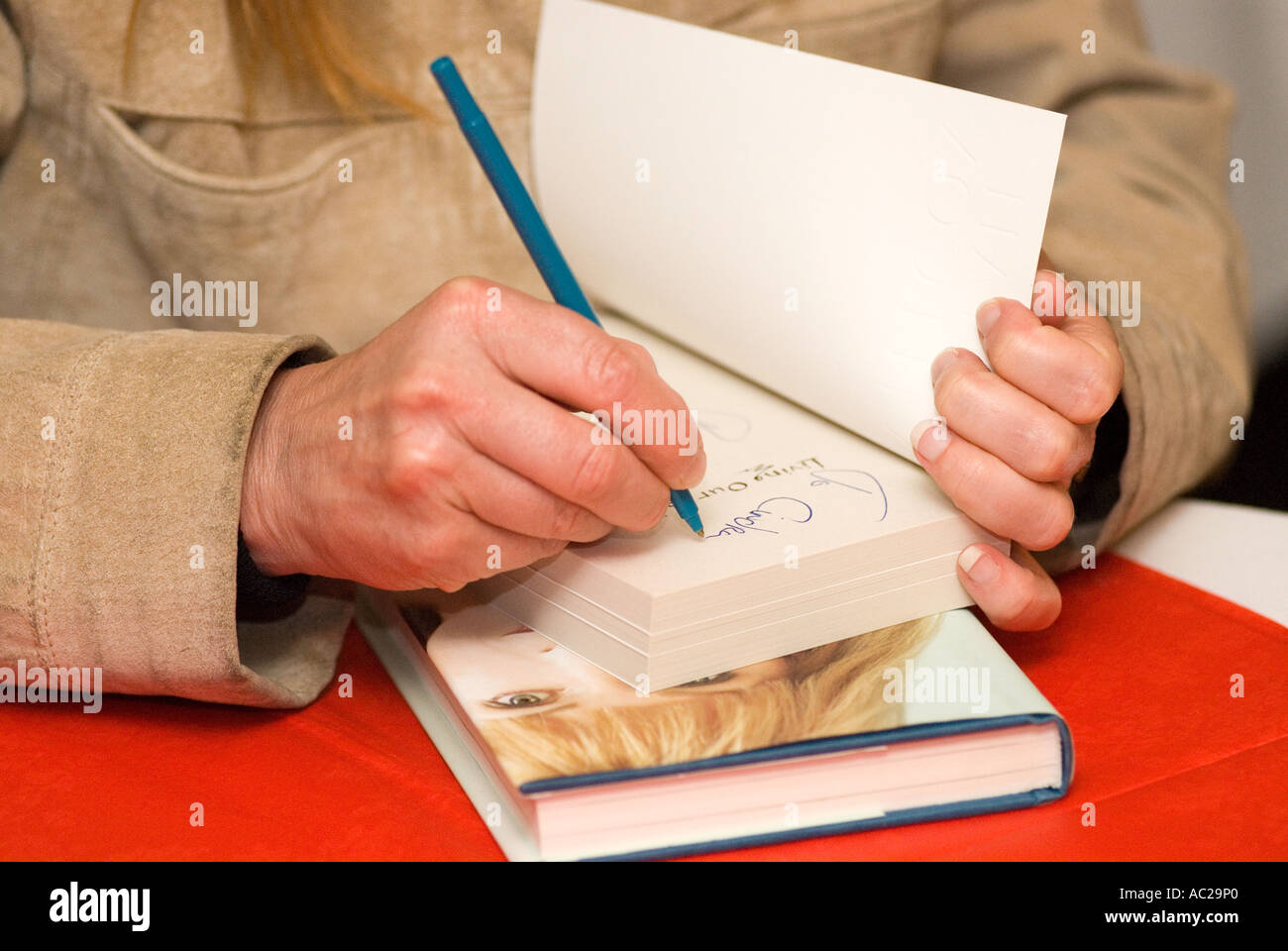 Toyah Willcox firma una copia del suo nuovo libro al Festival di Fowey Fowey Cornwall Regno Unito Maggio 2006 Foto Stock