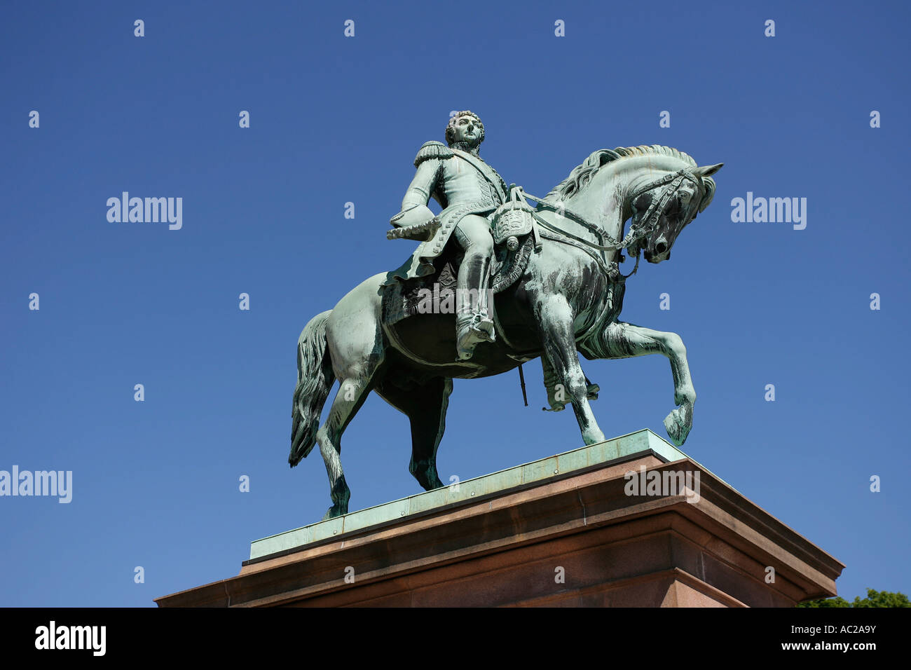Statua del re Karl Johan al di fuori della Kongelige Slott Oslo Norvegia Europa Foto Stock