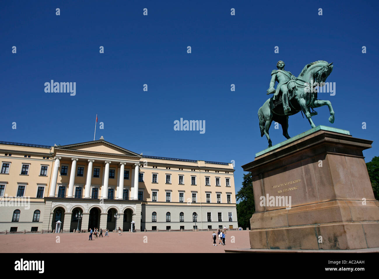 Det Kongelige Slott e la statua del re Karl Johan Oslo Norvegia Europa Foto Stock