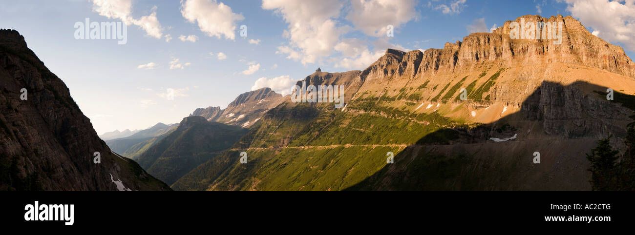 Montana, il Parco Nazionale di Glacier. Vista da Logan pass andando al sole autostrada Foto Stock