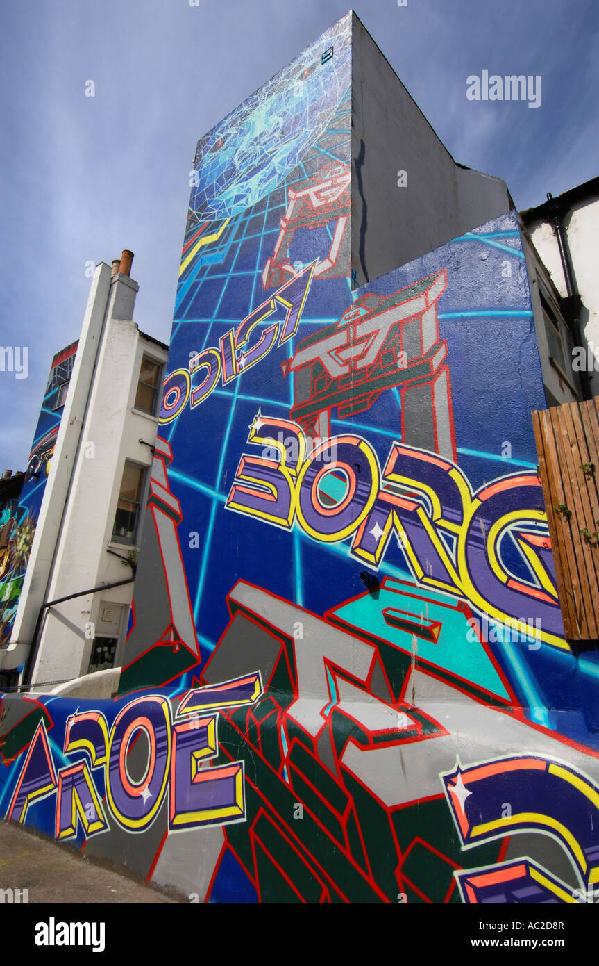 Ornato graffiti sui muri del Vittoriano case a schiera in Robert Street North Laine Brighton Foto Stock