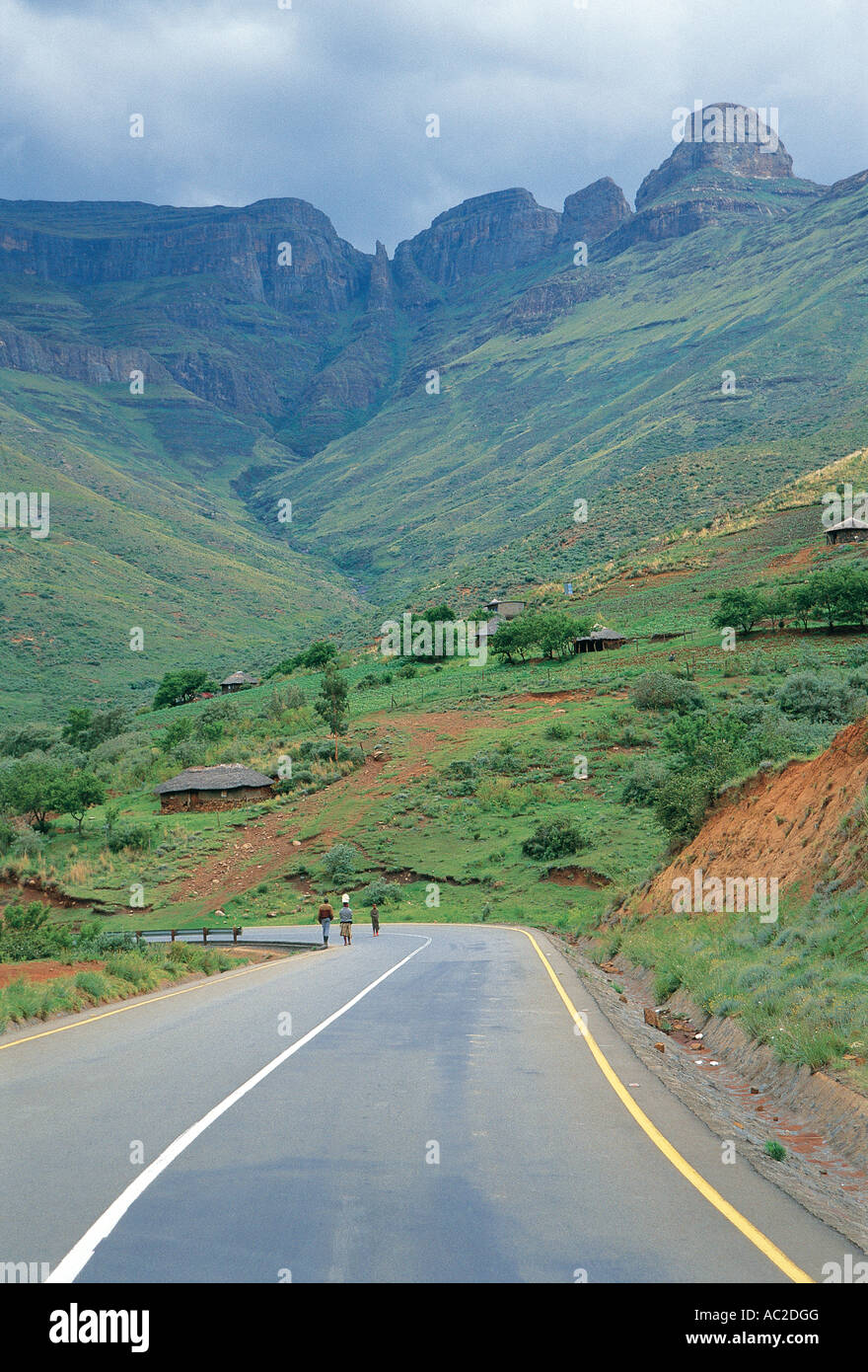 La Tarmac strada di montagna vicino a monti Maloti Lesotho Foto Stock