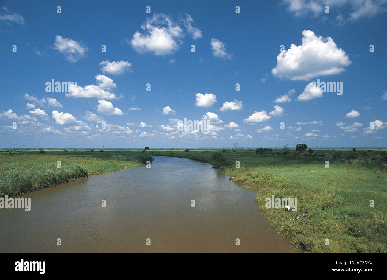 Il fiume Pungwe in esecuzione attraverso una piana in centrale del Mozambico Foto Stock