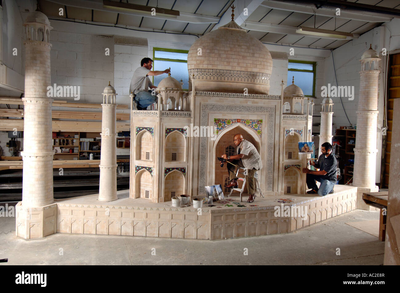 Film di Bollywood art director Bijon Das Gupta da Mumbai India lavora su un modello in scala del Taj Mahal Foto Stock