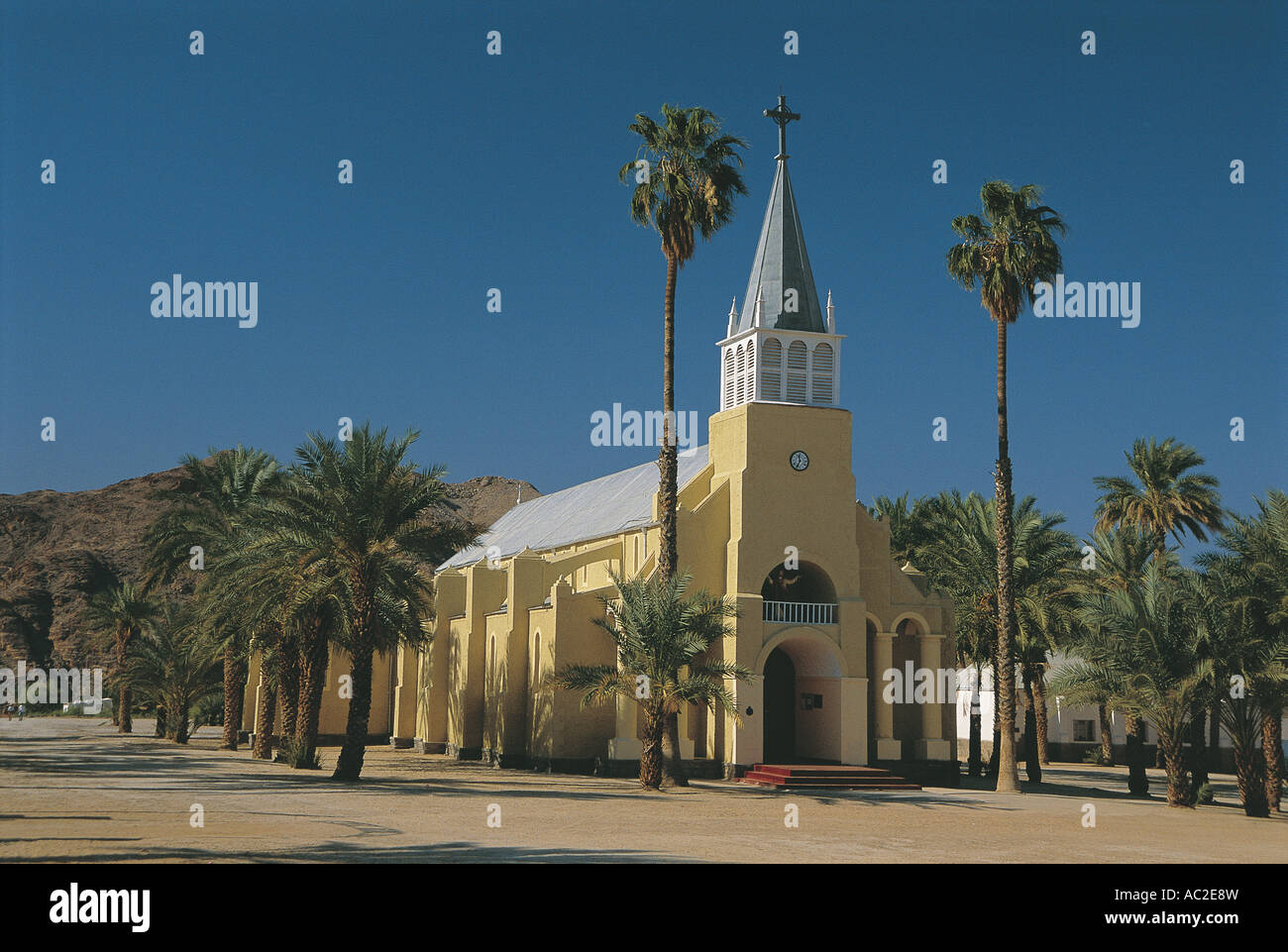 Chiesa di Pella circondato da alberi di palma in missione storica vicino al fiume Orange Capo Nord Sud Africa Foto Stock