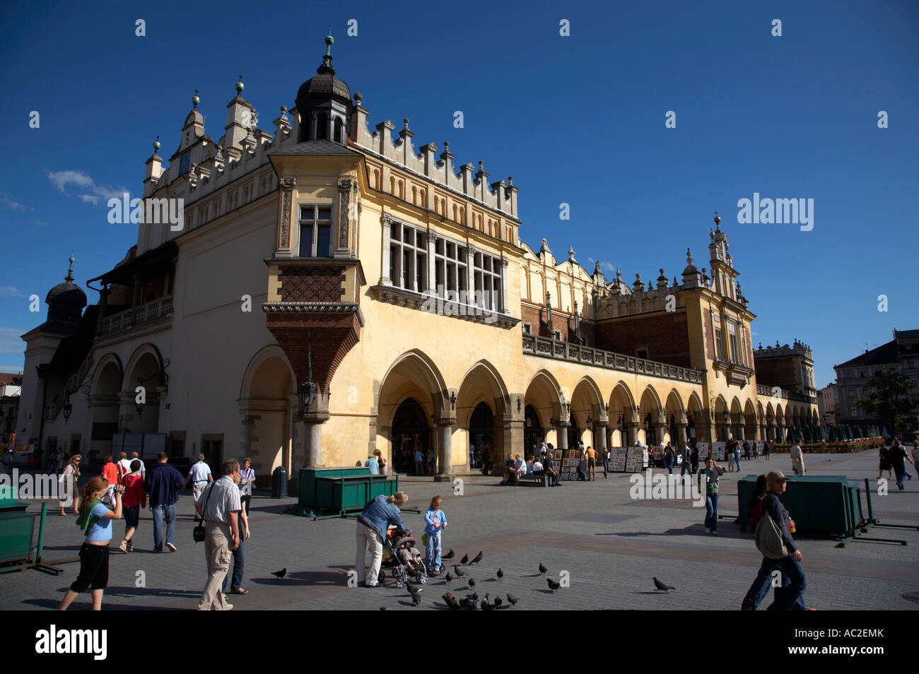 Il XVI secolo panno Sukiennice Hall edificio con i turisti in Rynek Glowny piazza della città di Cracovia Foto Stock