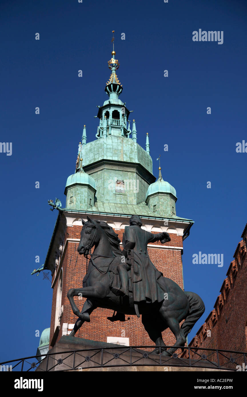 Cattedrale di Wawel in mattoni rossi e torre di rame e la statua di Tadeusz Kosciuszko all'ingresso al castello di Wawel Cracovia Foto Stock