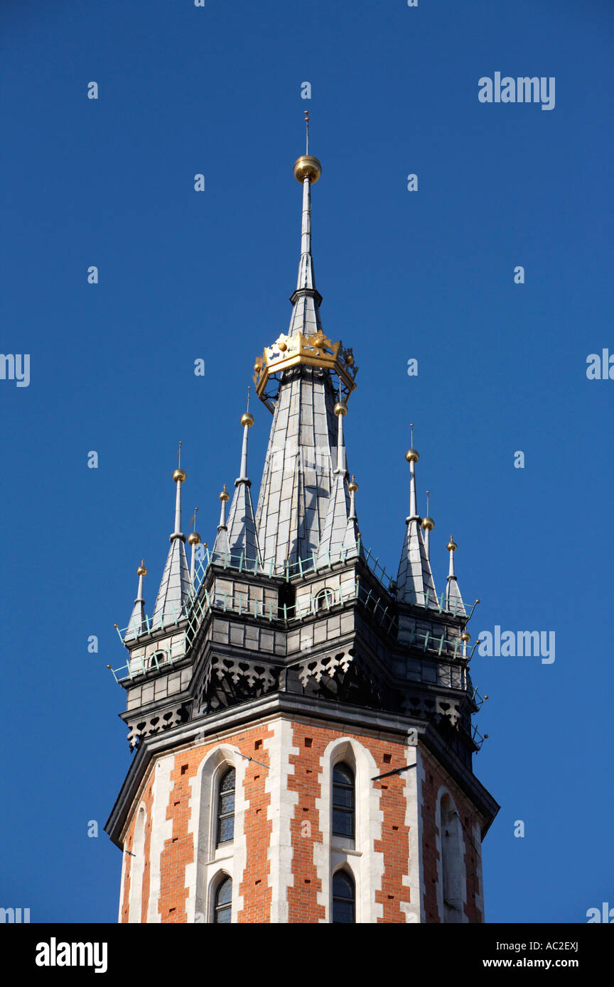 Guglia gotica e corona del XIV secolo basilica gotica della Vergine Maria in Rynek Glowny Foto Stock