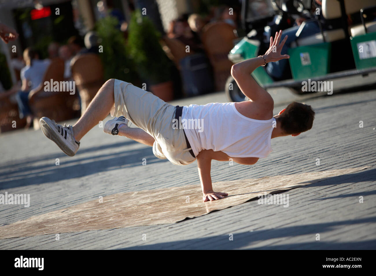 Breakdance giovane maschio street entertainer in Rynek Glowny piazza principale nella città vecchia di Cracovia Foto Stock