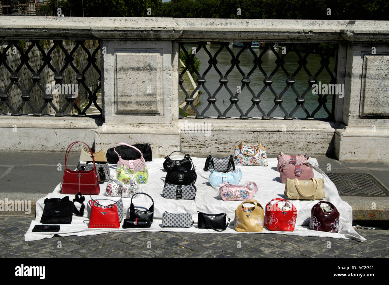 Fake designer borsette venduto in strada, Roma, Italia Foto Stock