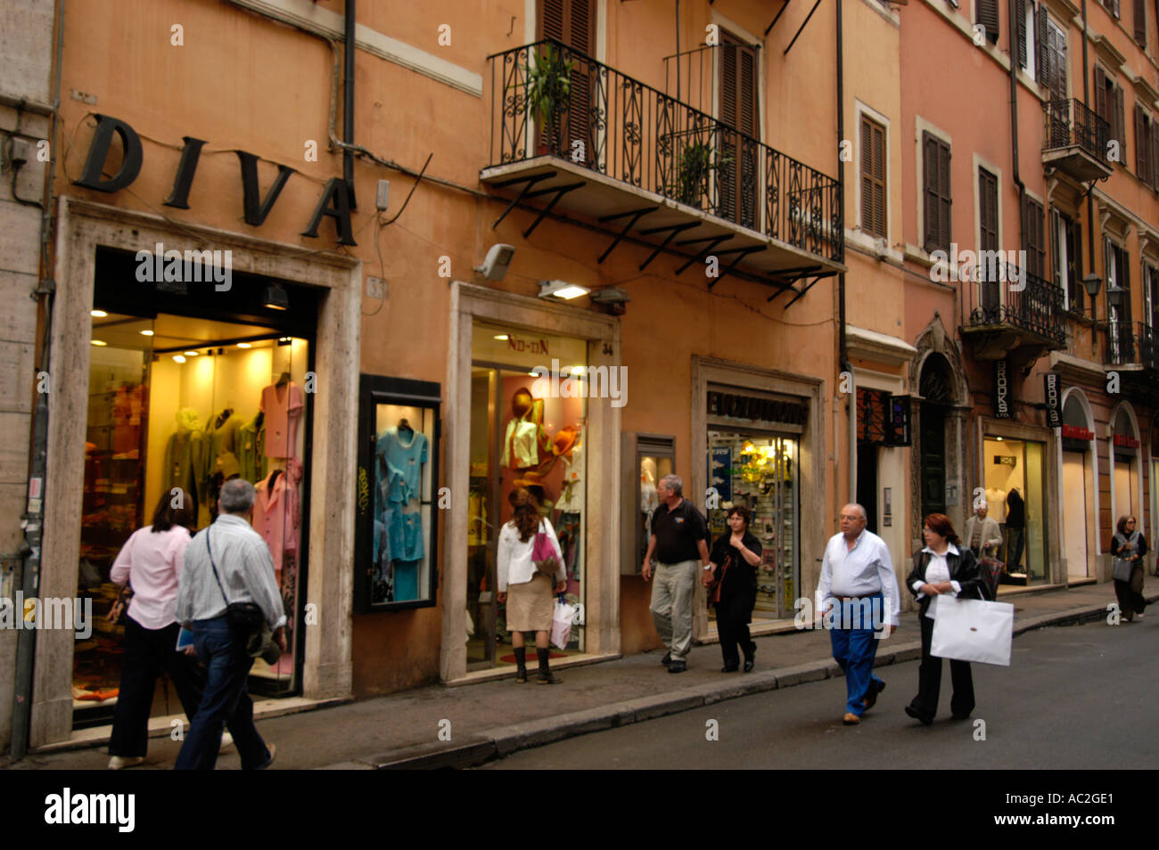 Shopping in Via del Corso Roma Italia Foto stock - Alamy