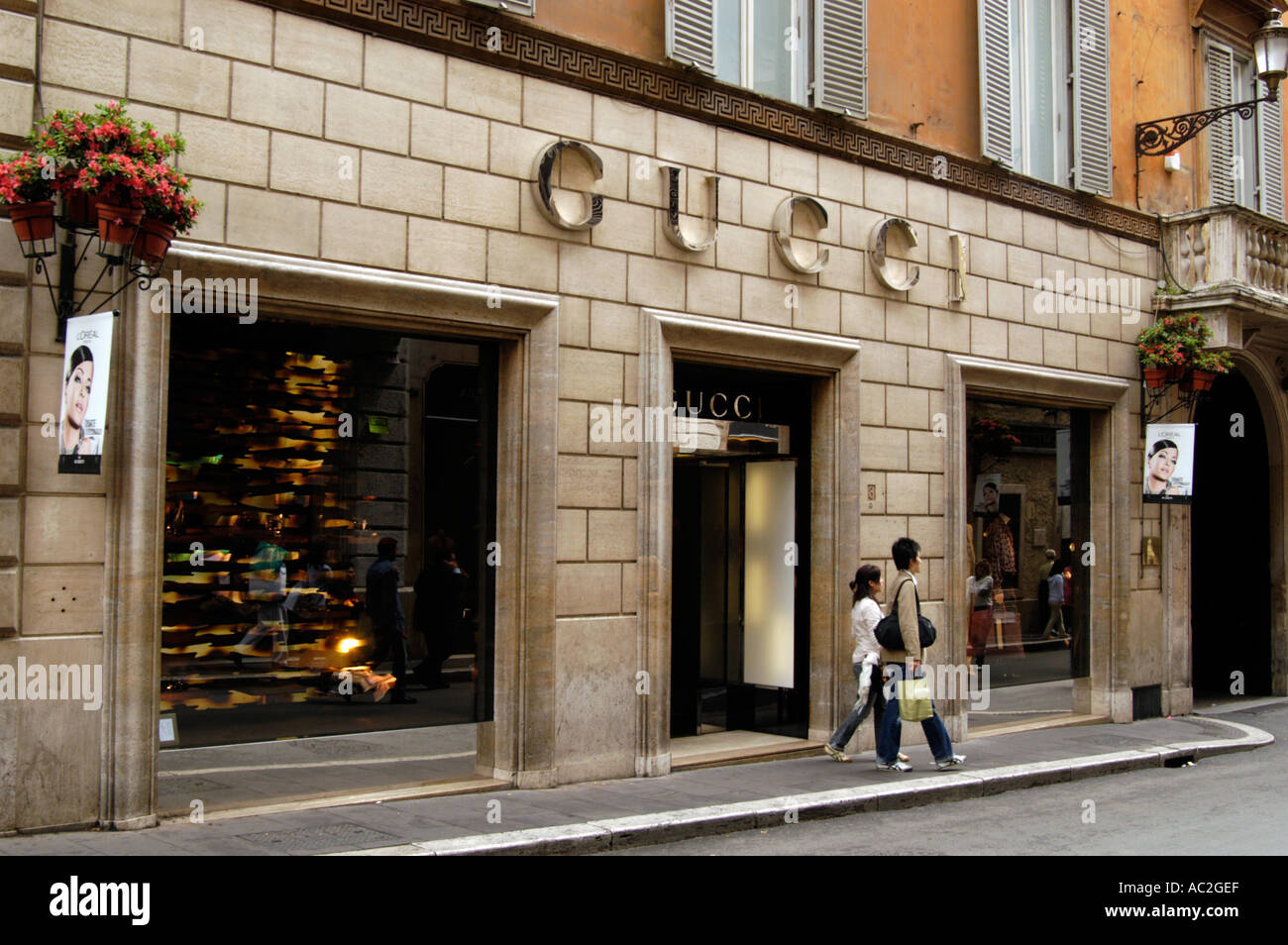 Shopping a Gucci in Via Condotti Roma Italia Foto Stock