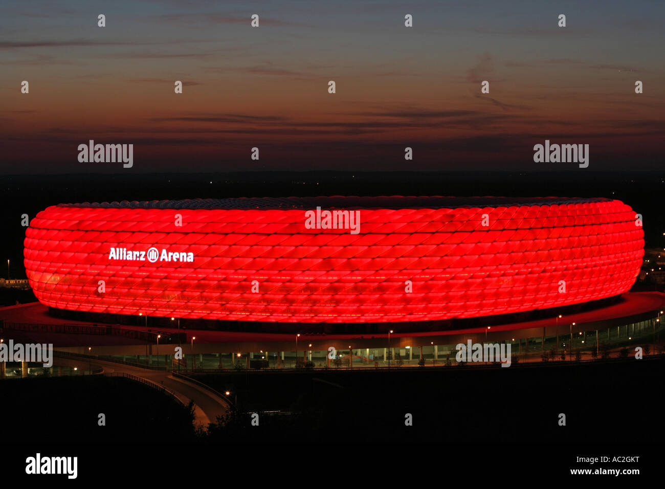 Stadio di calcio Allianz Arena di notte Monaco di Baviera Germania Foto  stock - Alamy