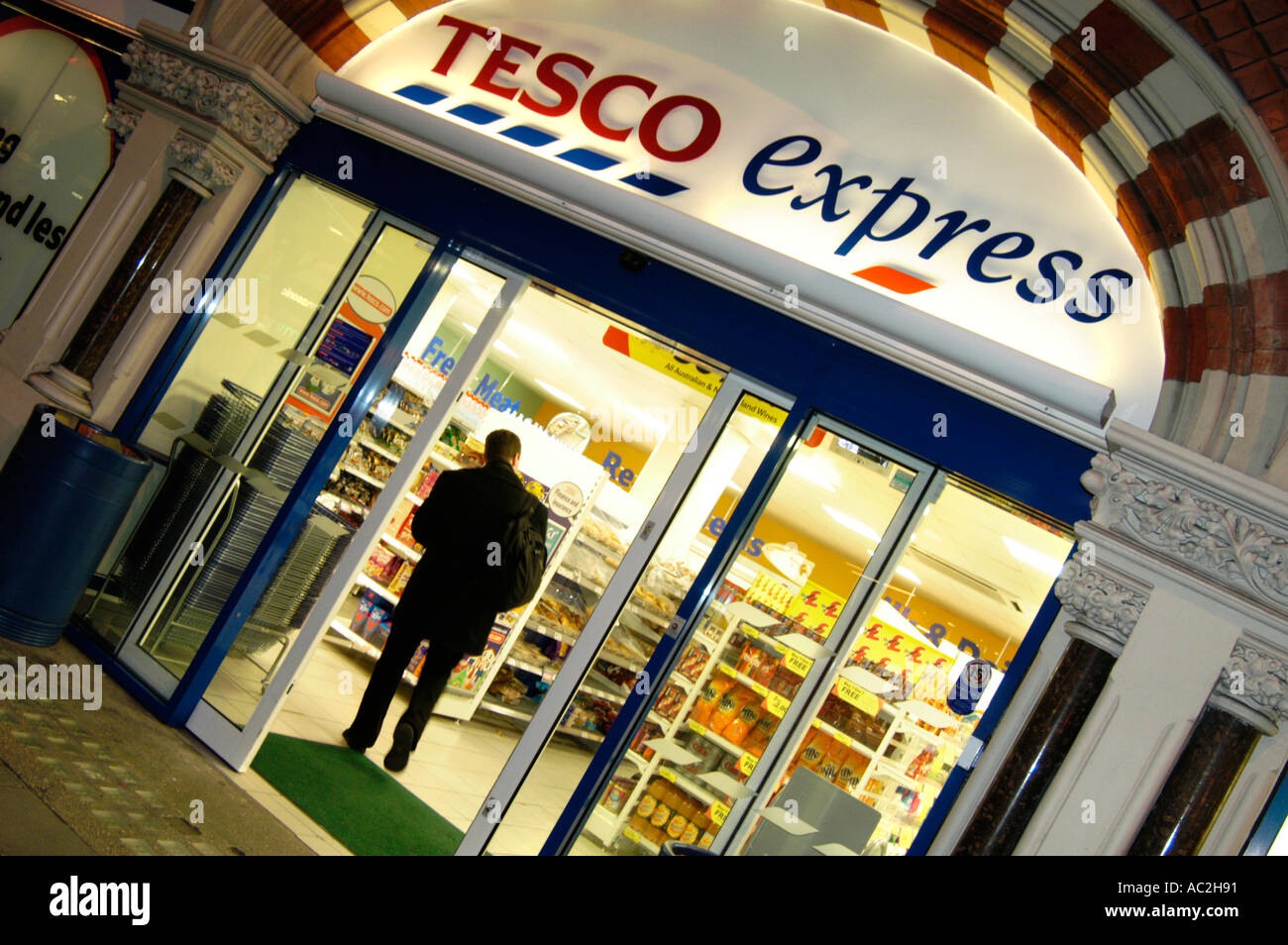 Tesco Express store durante la notte che apre fino a tardi, Londra Inghilterra REGNO UNITO Foto Stock