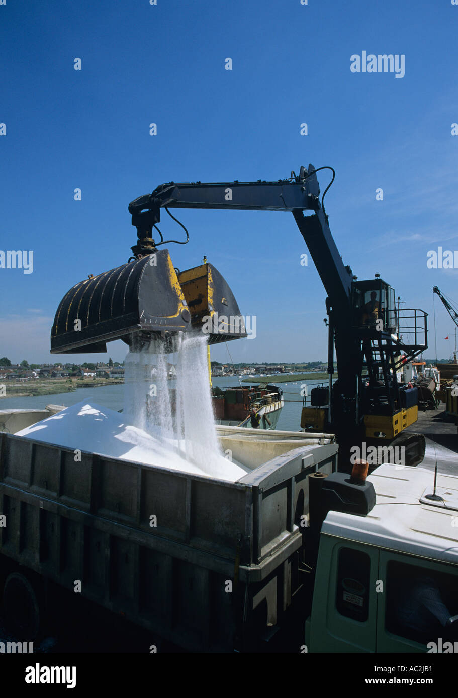 Concimi a base di nitrato ammonico destinato essendo scaricati dalla nave al cargo piccolo ormeggio al Rowhedge sul fiume Colne Essex Foto Stock