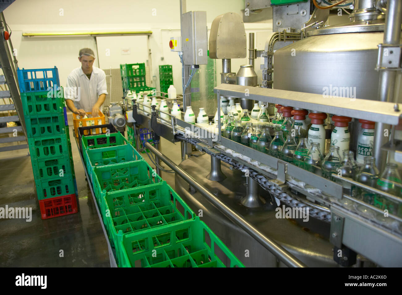 Lavoratore a Acorn Dairy Farm Garthorne Contea di Durham Foto Stock