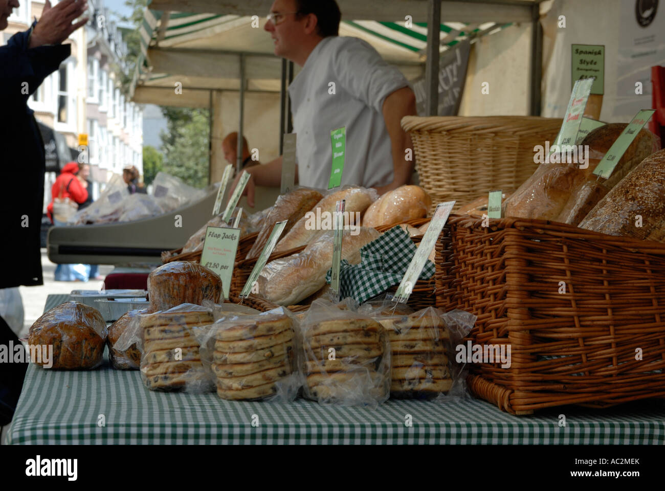 Selezione di torte e pasticcini a Aberystwyth Farmers Market Foto Stock