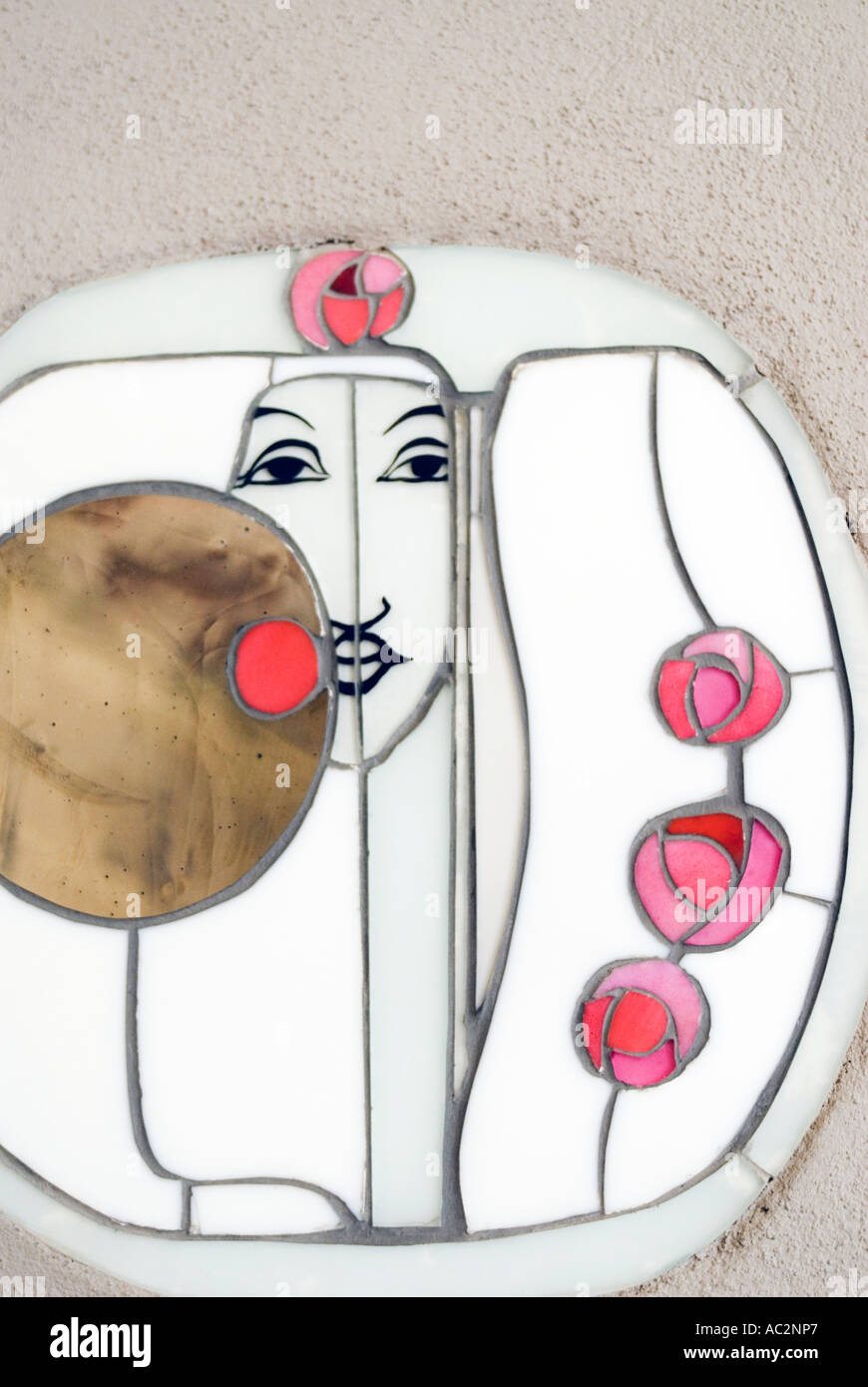 Vetro e ceramica decorazione sulla parete della sala da pranzo della casa per un amante dell'arte progettata da Charles Rennie Mackintosh Foto Stock