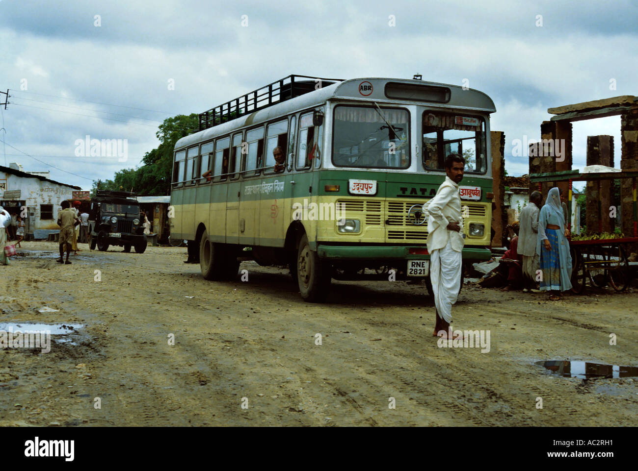 India Rajasthan uomo in piedi vicino a una classe b bus si fermava per il pranzo Foto Stock