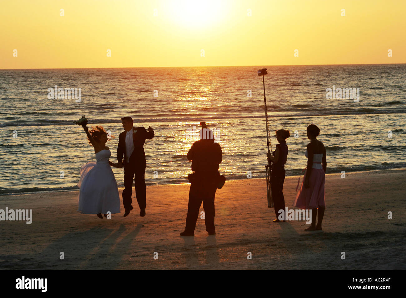 Stati Uniti d'America, Stati Uniti d'America, Florida, Fort Myersr Spiaggia : a soli coniugi durante un photoshooting in spiaggia al tramonto Foto Stock