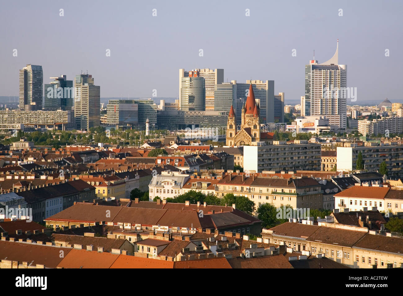 Vienna Austria vista dal Prater Ruota grande nella direzione dell'Isola del Danubio Uno City Foto Stock