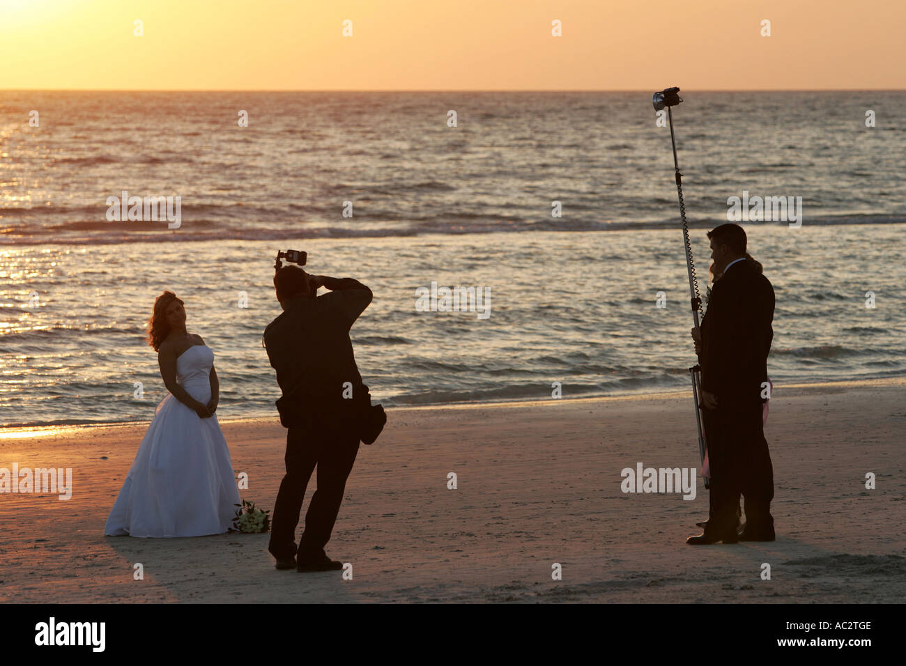 Stati Uniti d'America, Stati Uniti d'America, Florida, Fort Myersr Spiaggia : a soli coniugi durante un photoshooting in spiaggia al tramonto Foto Stock