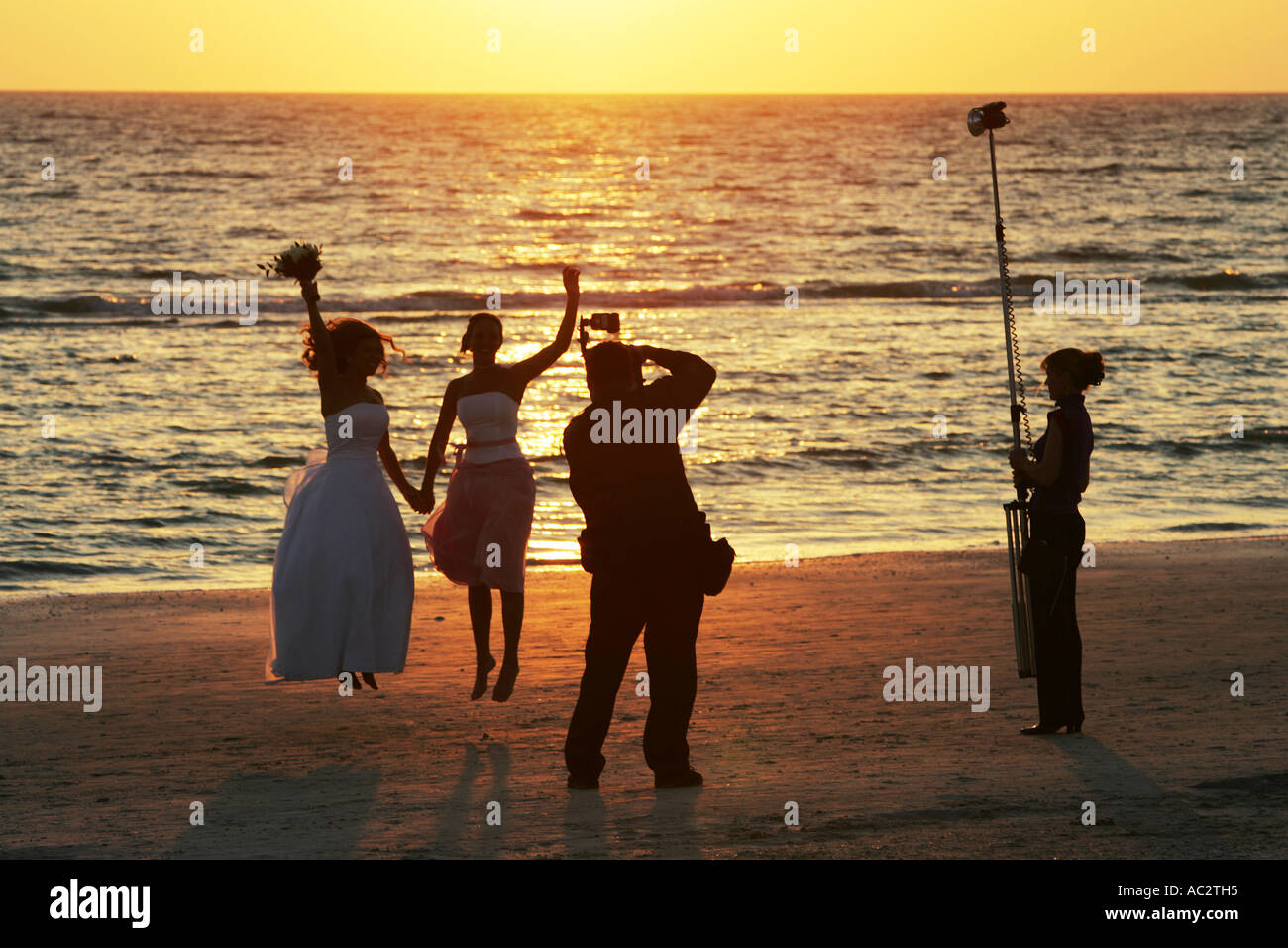 Stati Uniti d'America, Stati Uniti d'America, Florida, Fort Myersr Spiaggia : a soli coniugi durante un photoshooting in spiaggia al tramonto Foto Stock