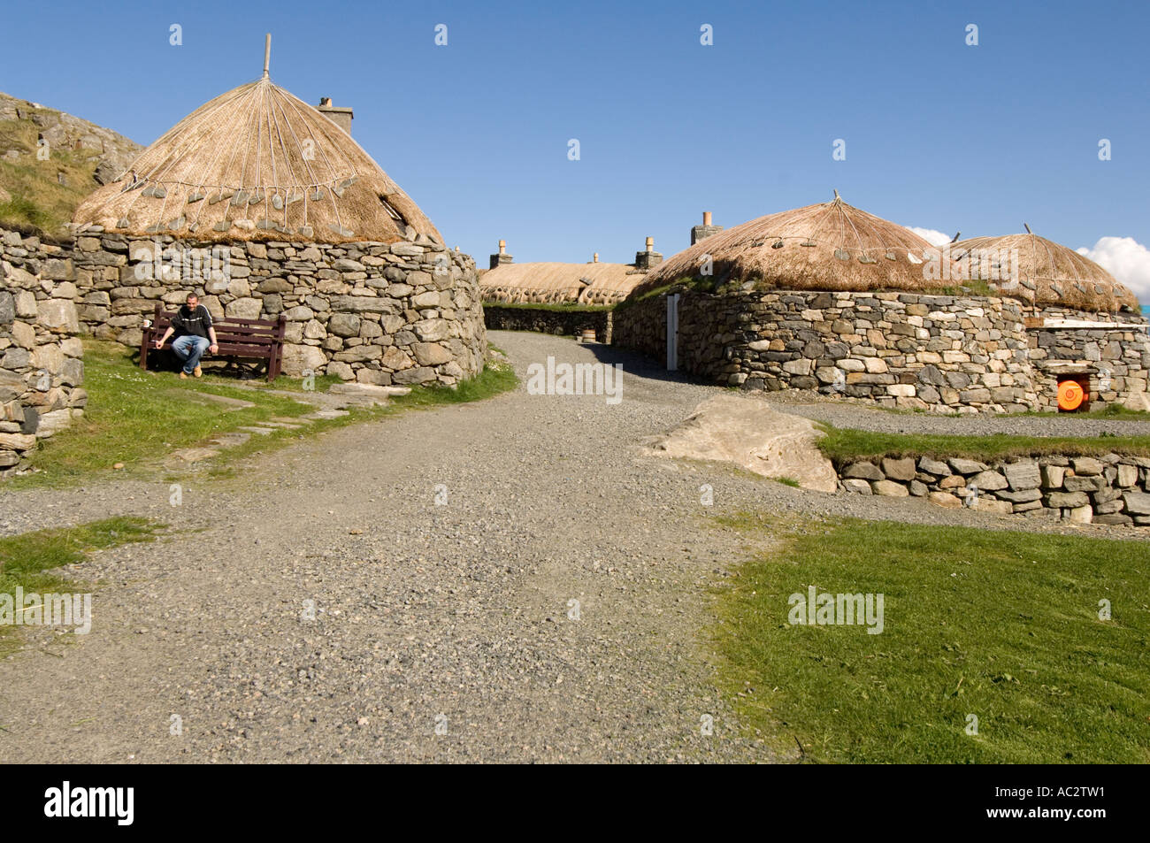 Con il tetto di paglia tradizionali blackhouses sulla costa ovest di Lewis, Gearrannan village, Ebridi Esterne, Scotland, Regno Unito Foto Stock