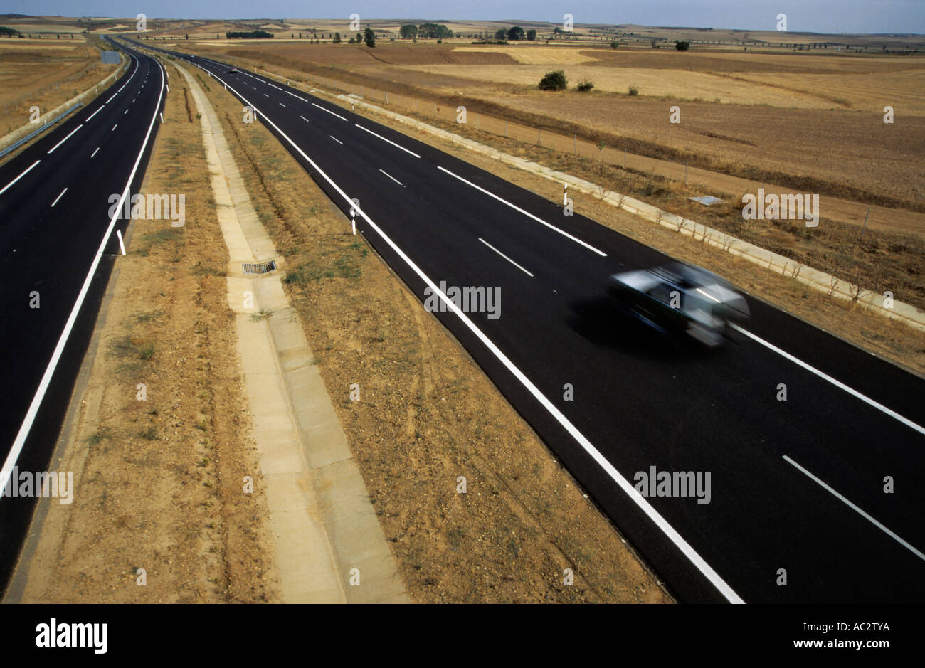 Accelerazione dei processi di auto su una nuova autostrada vicino Sahagun, Spagna Foto Stock
